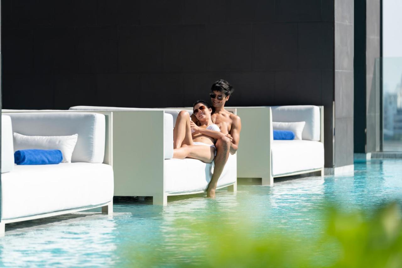 Hotel Ascott Thonglor Bangkok Exteriér fotografie The swimming pool at the hotel