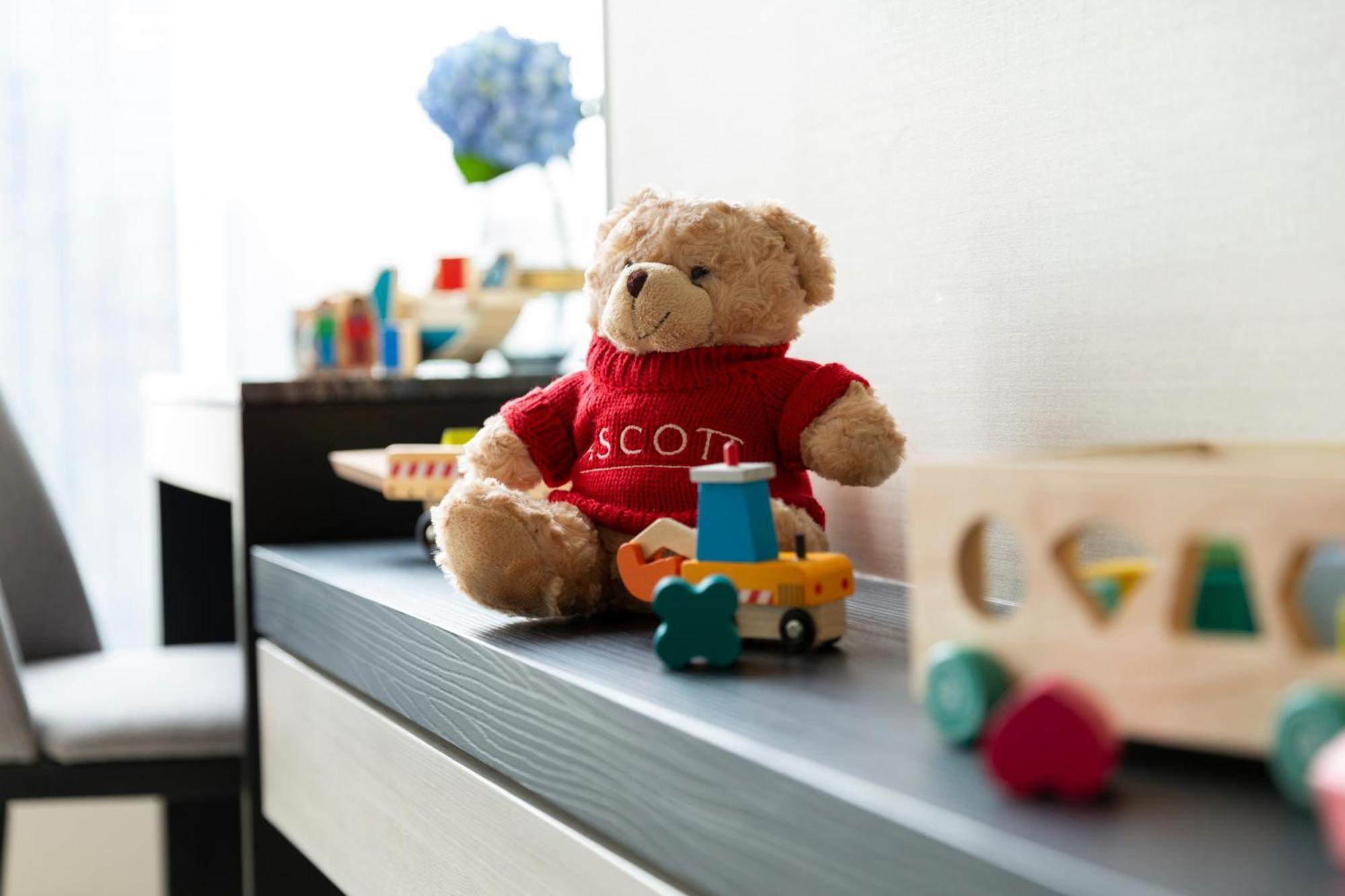 Hotel Ascott Thonglor Bangkok Exteriér fotografie A teddy bear with a red shirt