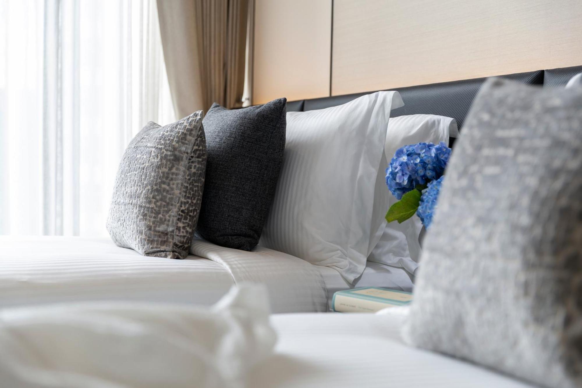 Hotel Ascott Thonglor Bangkok Exteriér fotografie A bed with pillows